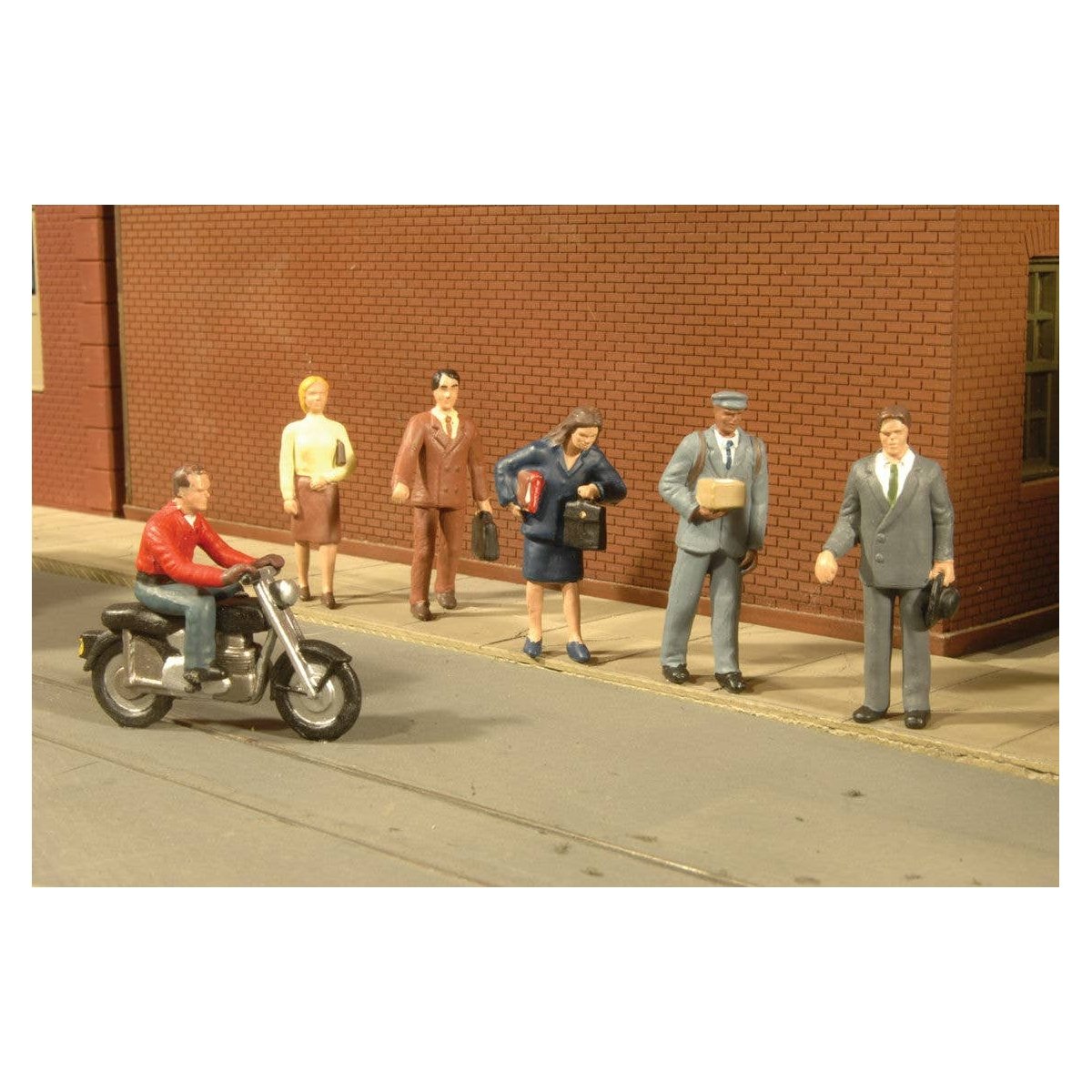 SceneScapes(TM) Figures -- City People with Motorcycle pkg(7), HO, Bachmann Industries 33101
