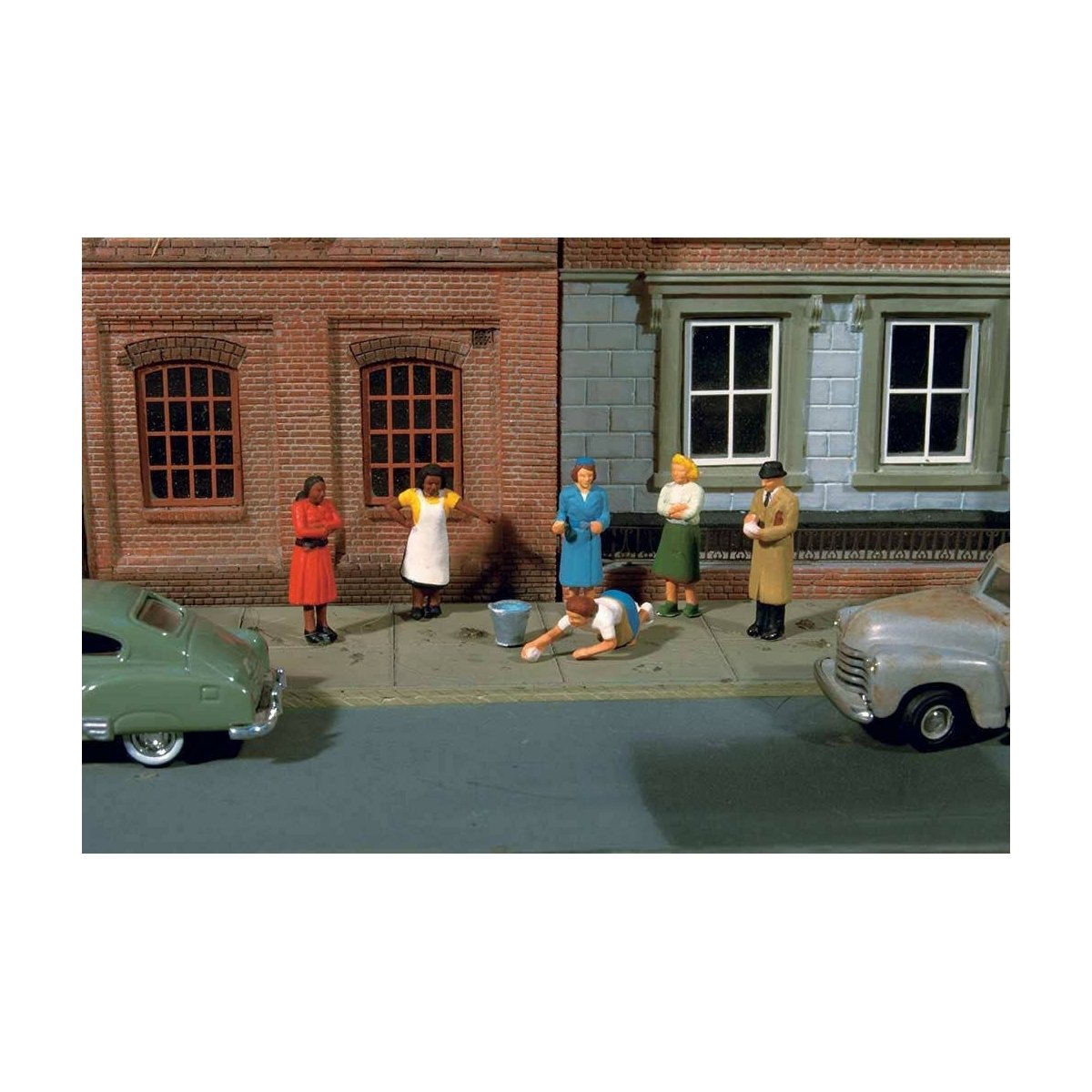 Sidewalk People - SceneScapes(TM) -- pkg(6), HO, Bachmann Industries 33117