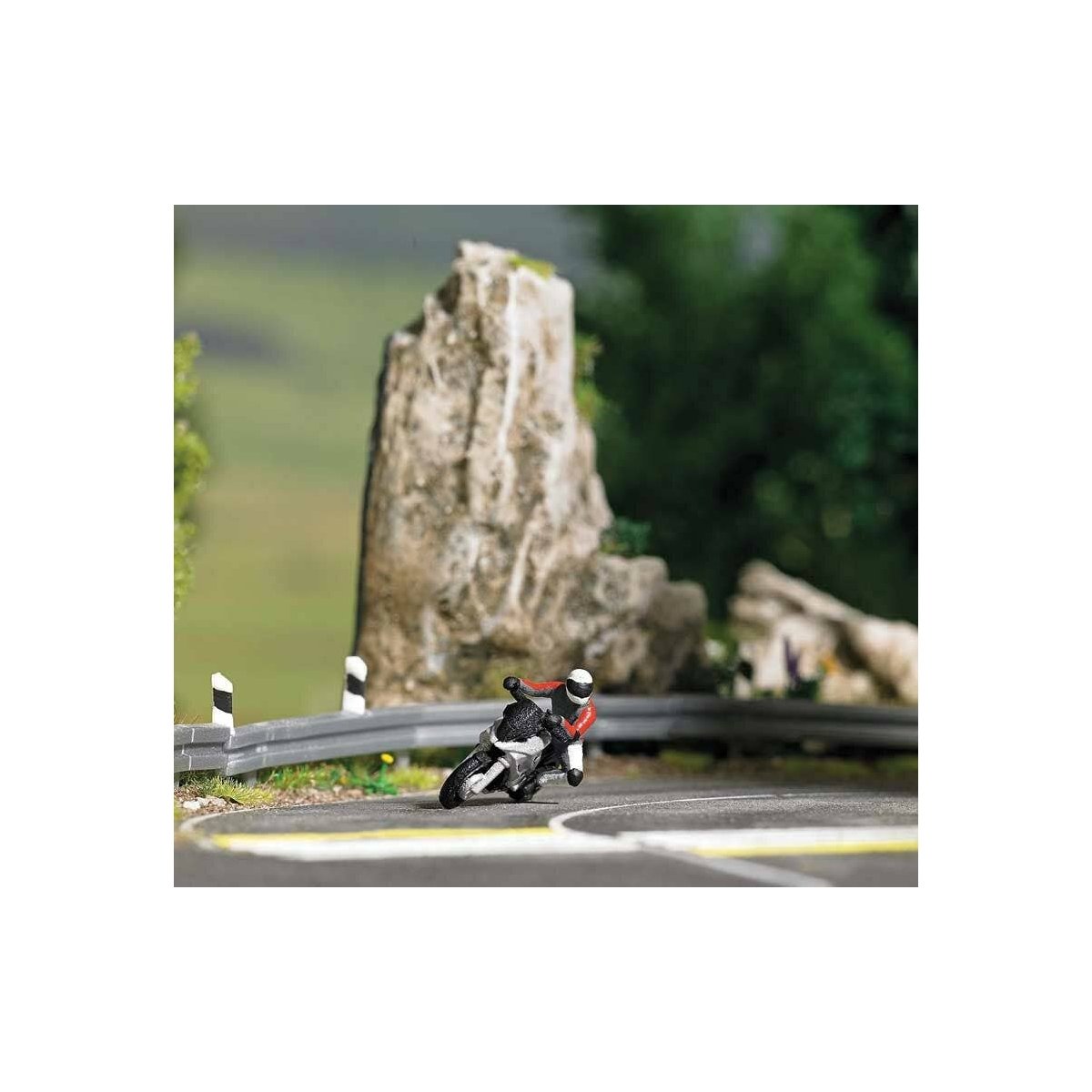 Super Racer 1 - Action Set -- Silver Motorcycle with Rider, 3 Sections of Highway Guardrails, HO Busch Gmbh & Co Kg 7940