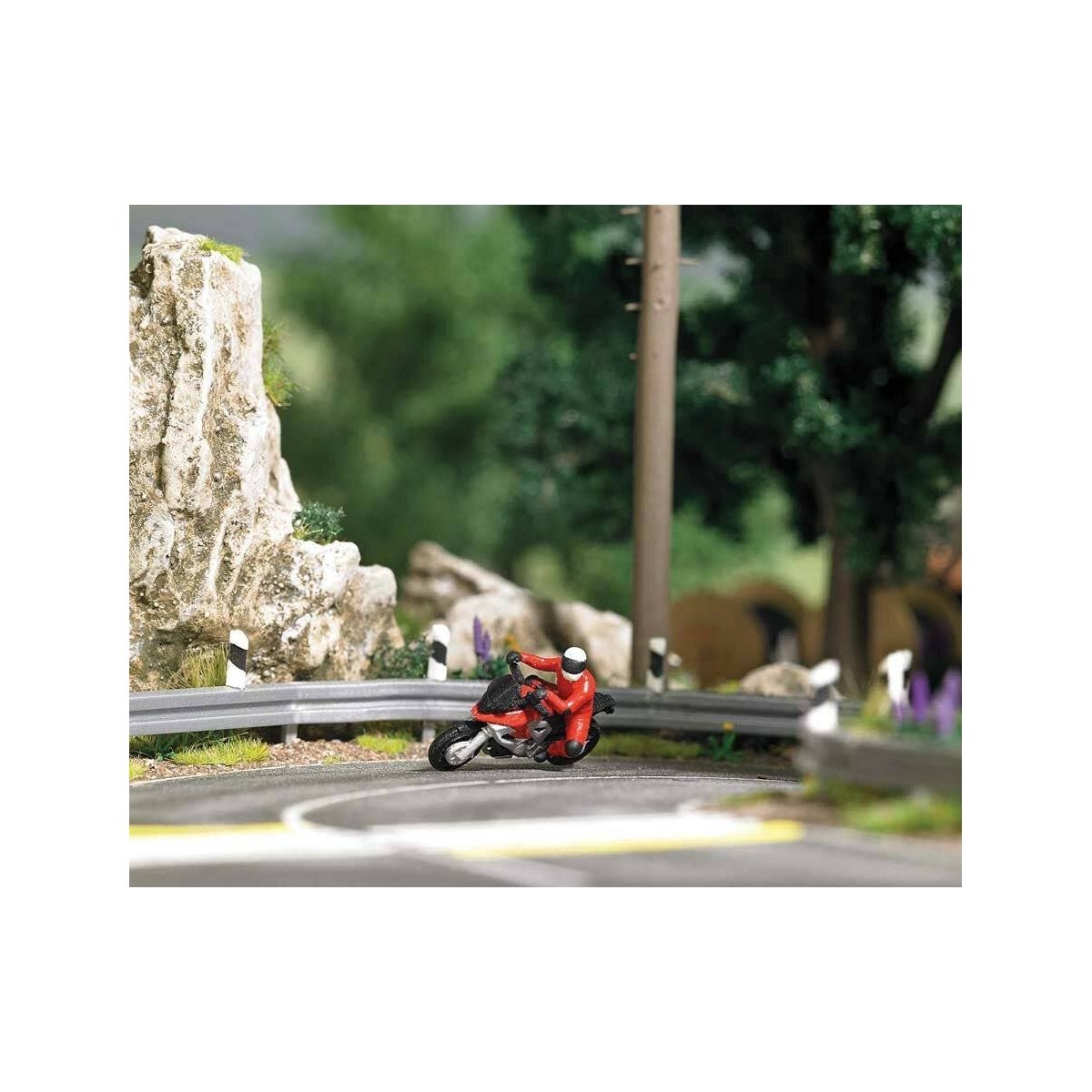 Super Racer 2 - Action Set -- Red Motorcycle with Rider, 3 Sections of Highway Guardrails, HO Busch Gmbh & Co Kg 7941
