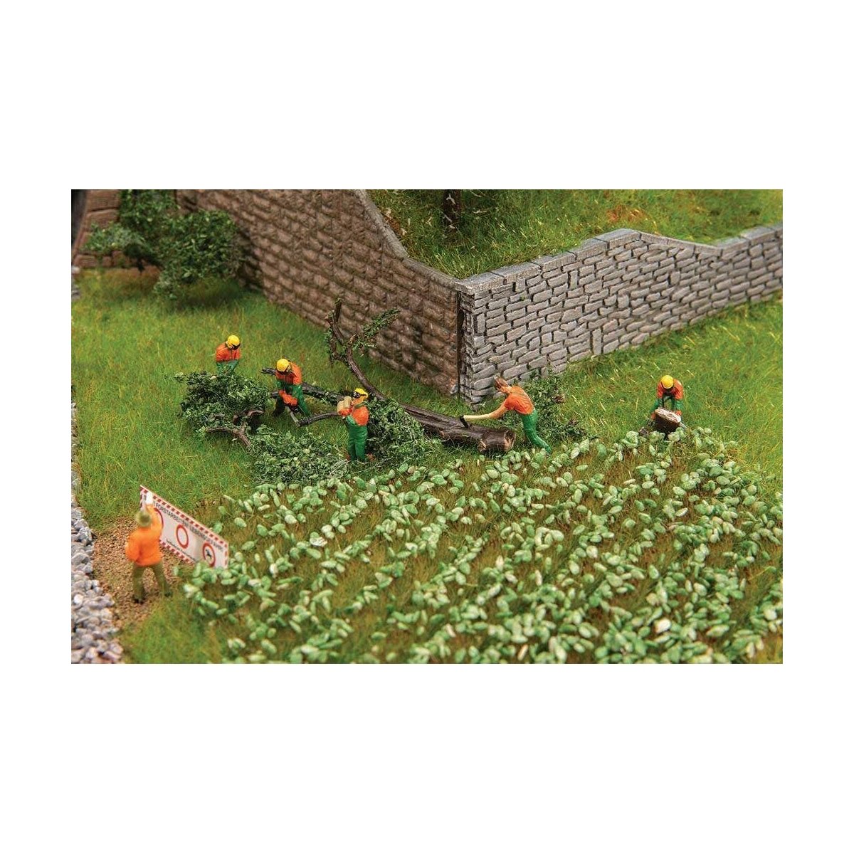 Forest Workers with Modern Equipment -- pkg(6), HO Faller Gmbh 151690