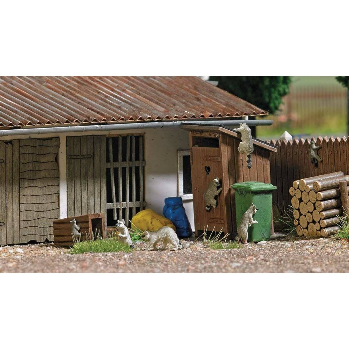 Raccoons - Action Set -- 5 Adult and 2 Young Raccoons, Wood Fence, Wood Pile, Trash Can, Cart, Outhou, HO Busch Gmbh & Co Kg 792