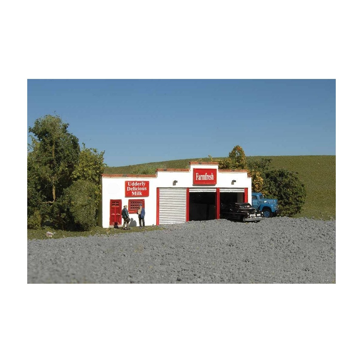 Farm Fresh Dairy False-Front Building -- Assembled - 3-1/2 x 1/2 x 1-3/8′ 8.9 x 1.3 x 3.5cm, N Bachmann Industries 35052