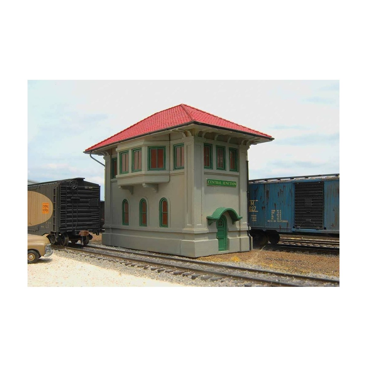 Central Junction Concrete Switch (Interlocking) Tower - Scene Scapes(R) -- 5-3/4 x 3-1/4 x 4-1/2′ 14.6 x 8.3 x 11.4cm, HO Bach
