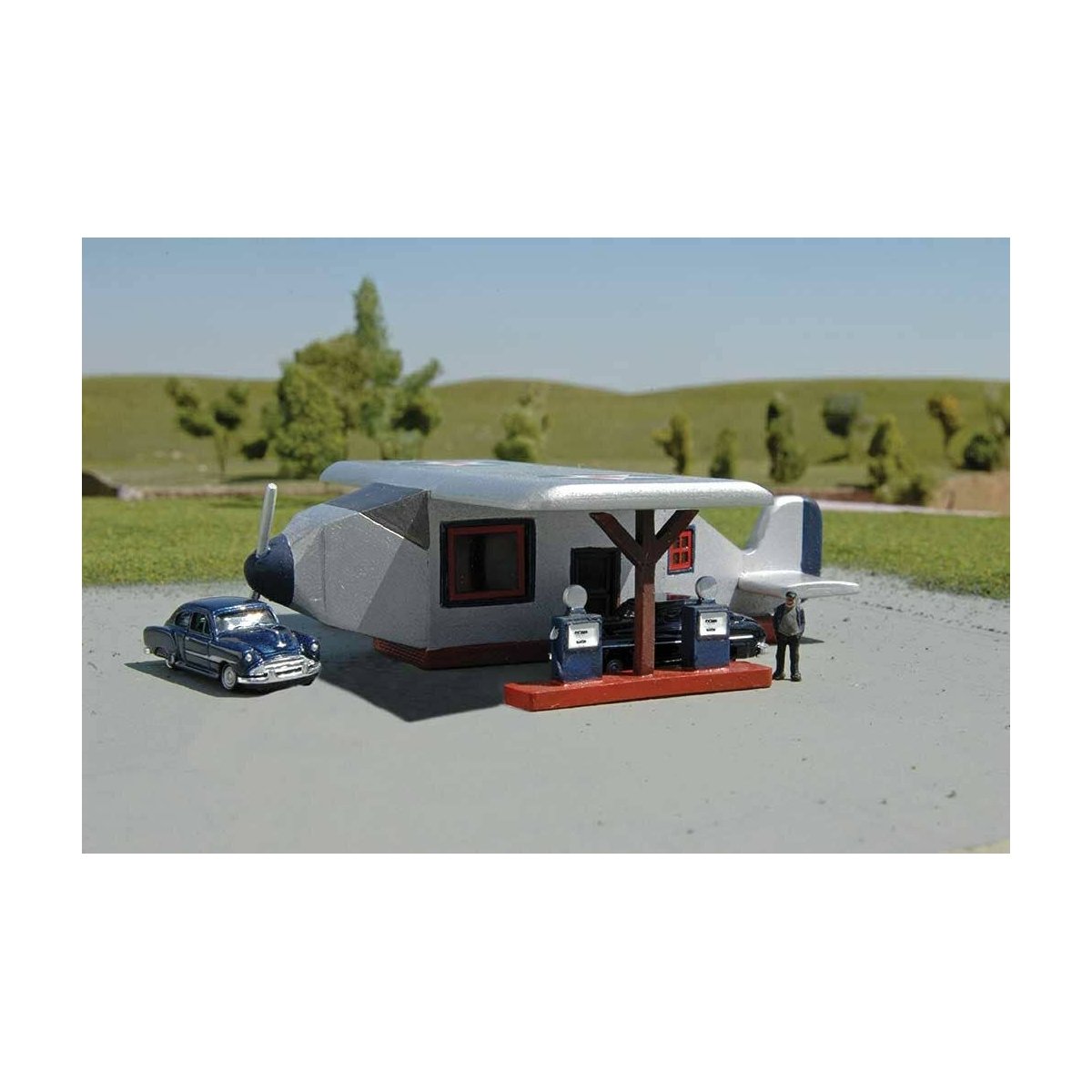Airplane Gas Station - Roadside U.S.A. -- Assembled - 3-1/4 x 3-3/4 x 1′ 8.3 x 9.5 x 2.5cm, N Bachmann Industries 35251
