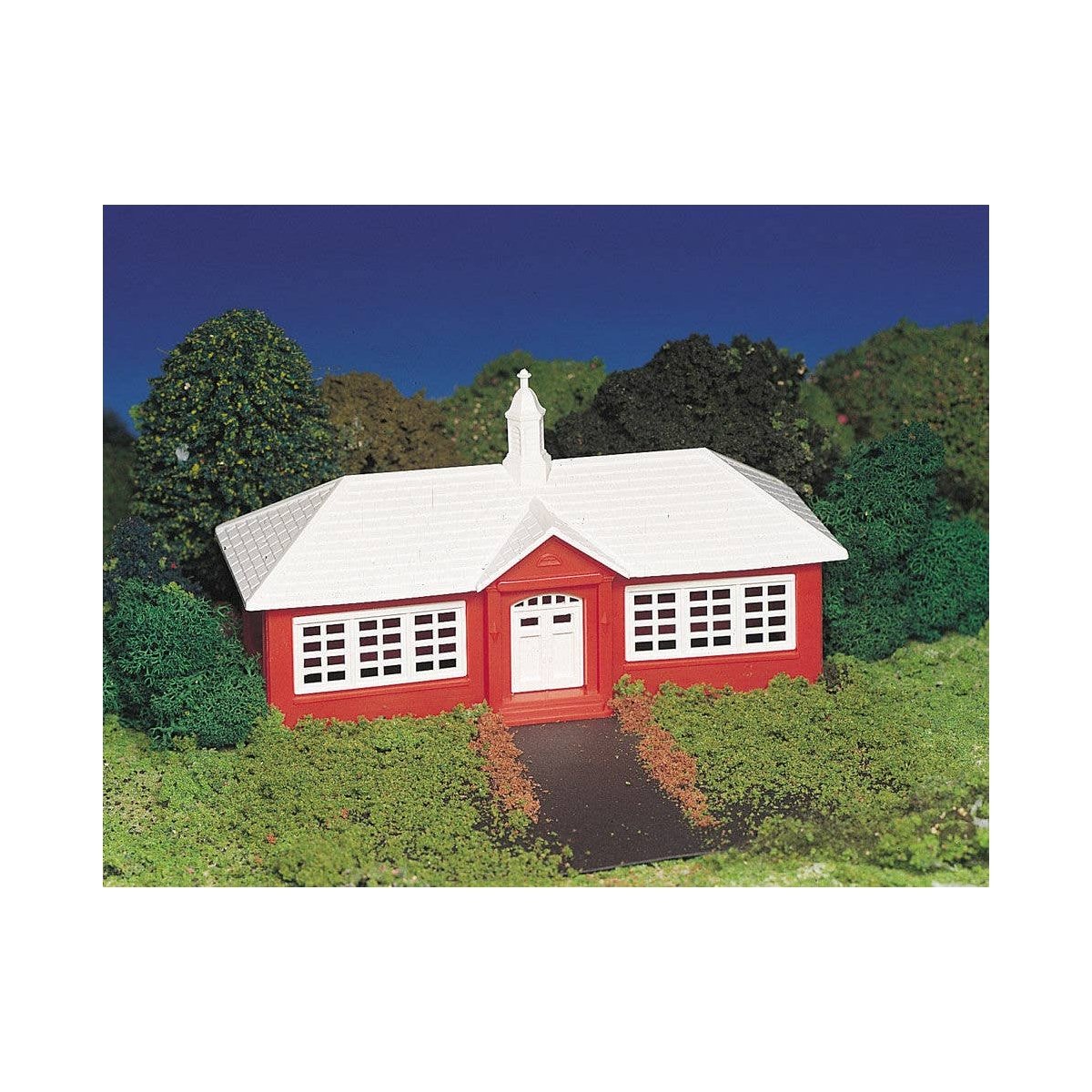 Plasticville Classic Kit - School House -- 6 x 7-1/8′ 15.3 x 18.1cm, HO Bachmann Industries 45133