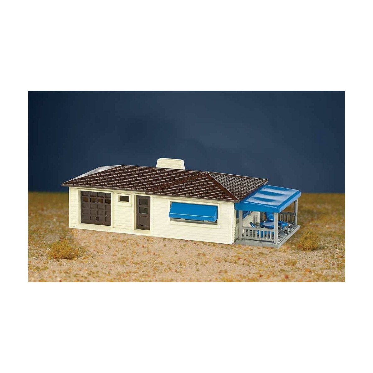 Ranch House -- Kit - 5-1/2 x 1-1/2 x 2-1/2′ 14 x 3.8 x 6.4cm, HO Bachmann Industries 45156