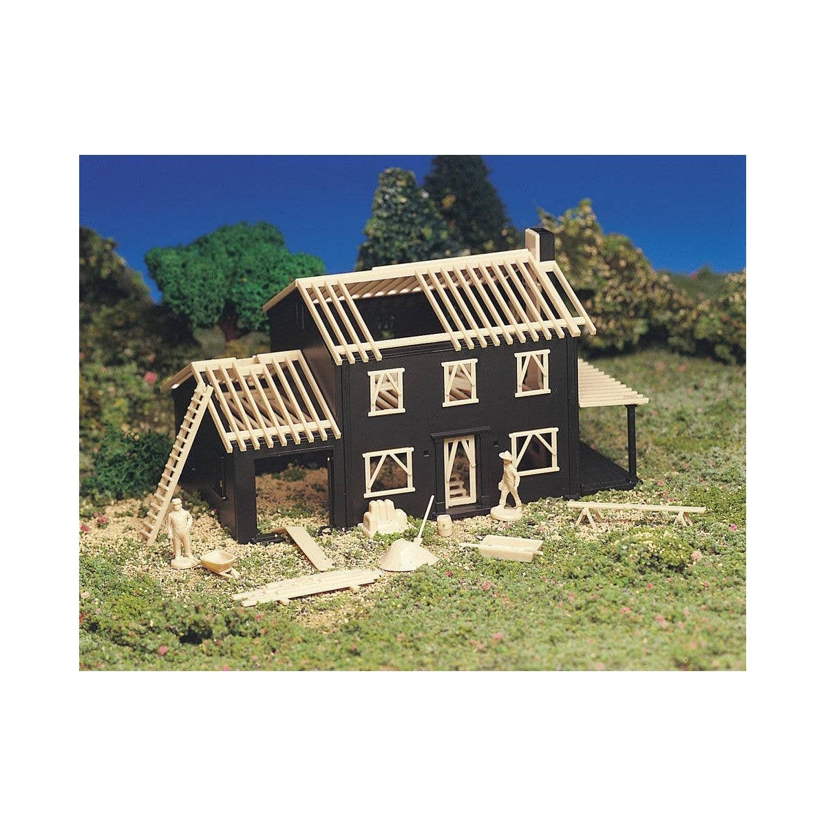 Plasticville Classic Kit - House Under Construction -- 2-7/8 x 5-1/4′ 7.3 x 13cm, HO Bachmann Industries 45191