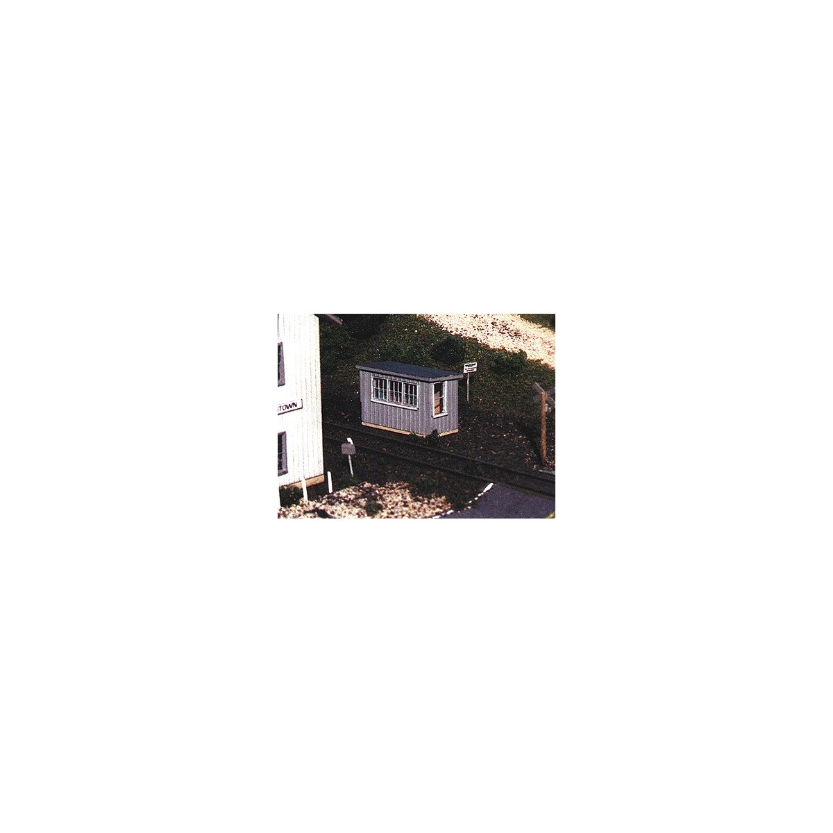 Scale House (Laser-Cut Wood Kit) -- 1/2 x 1′ 1.3 x 2.5cm, N Blair Line 84