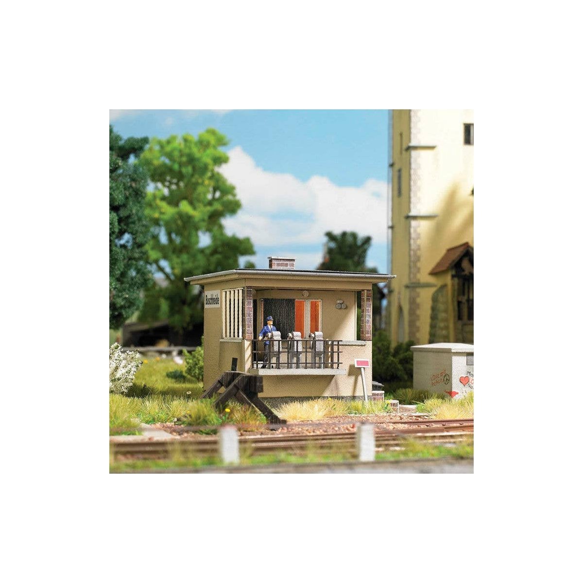 Grade Crossing Guard′s Hut -- Kit - 2-1/16 x 1-11/16 x 1-15/16′ 5.2 x 4.3 x 4.9cm, HO Busch Gmbh & Co Kg 1461