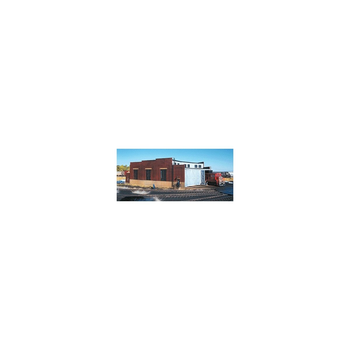 3-Stall Roundhouse (15-Degree Stalls Fit 150-305, Sold Separately) -- 14-3/8 x 15 x 4-5/8′ 35.9 x 37.5 x 11.5cm, HO Atlas Mode
