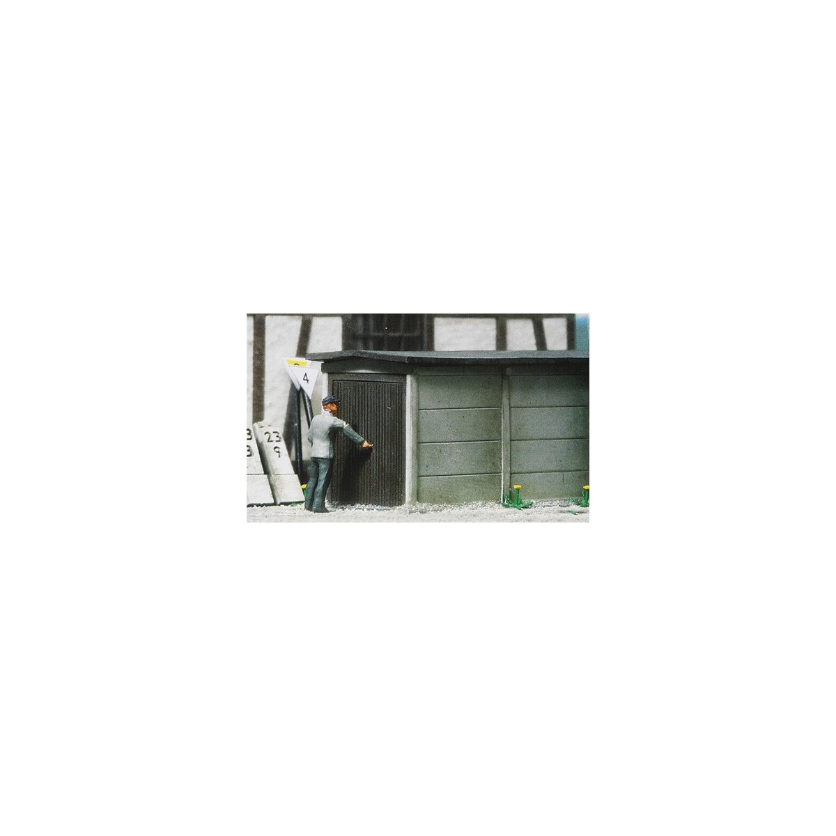 One-Car Garage - Kit -- 2-1/2 x 1-7/16′ 6.5 x 3.7cm, HO Busch Gmbh & Co Kg 1480