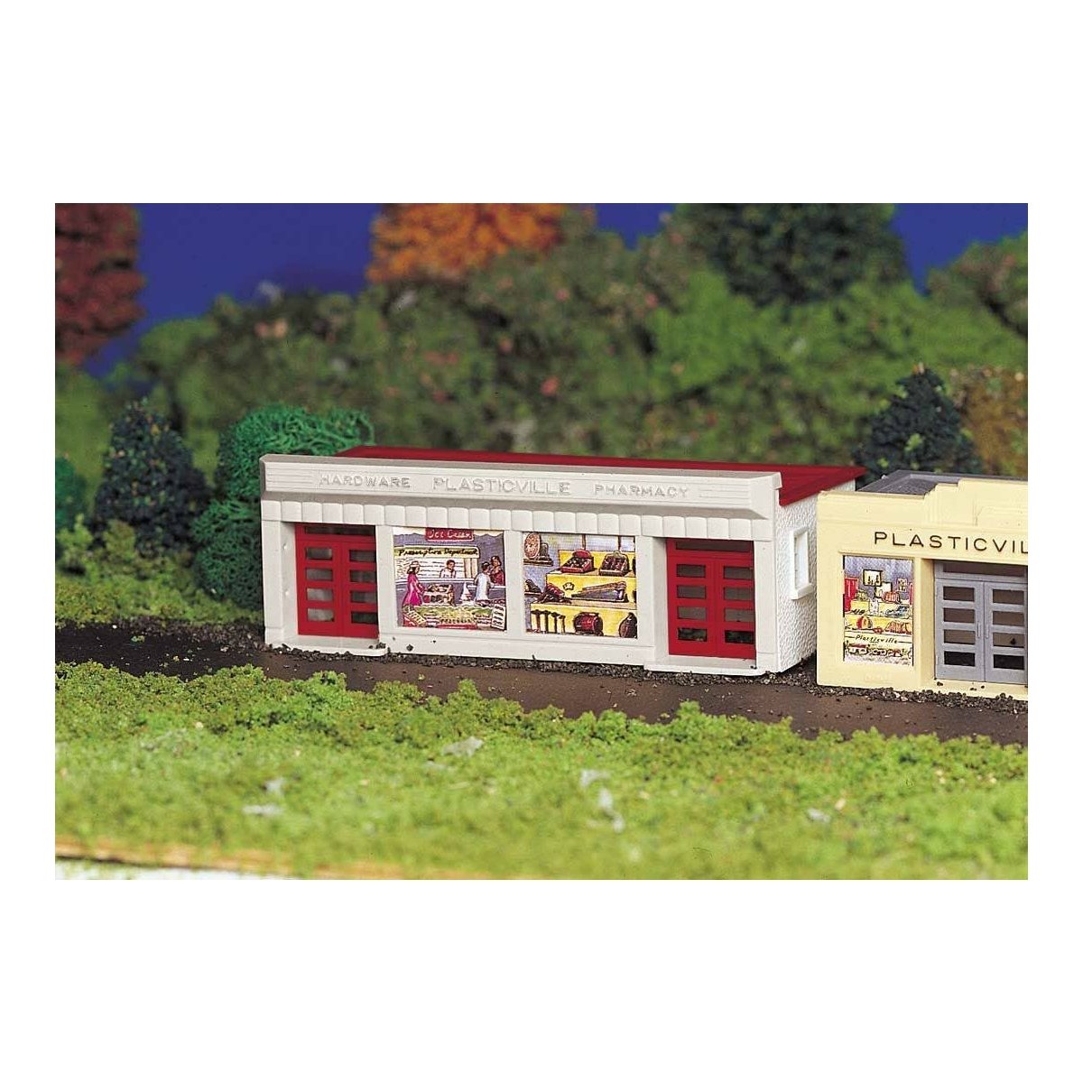 Hardware Store - Plasticville U.S.A. -- Kit (white, red), HO Bachmann Industries 45147