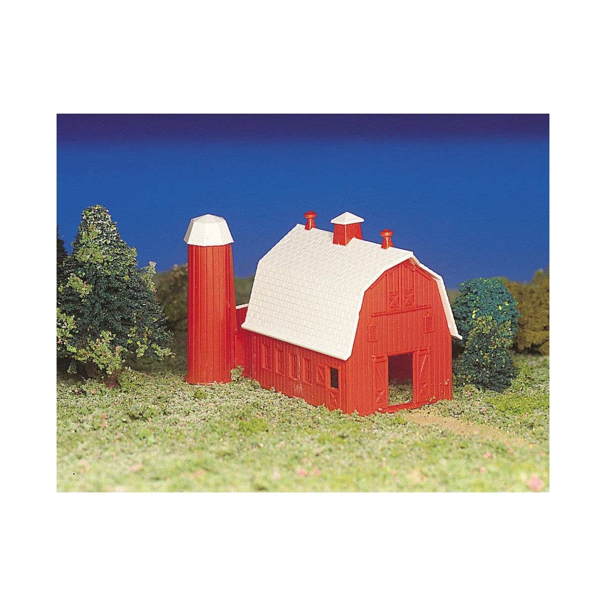 Plasticville Classic Kit - Barn -- 2-1/2 x 3-1/2′ 6.4 x 9cm, HO Bachmann Industries 45151