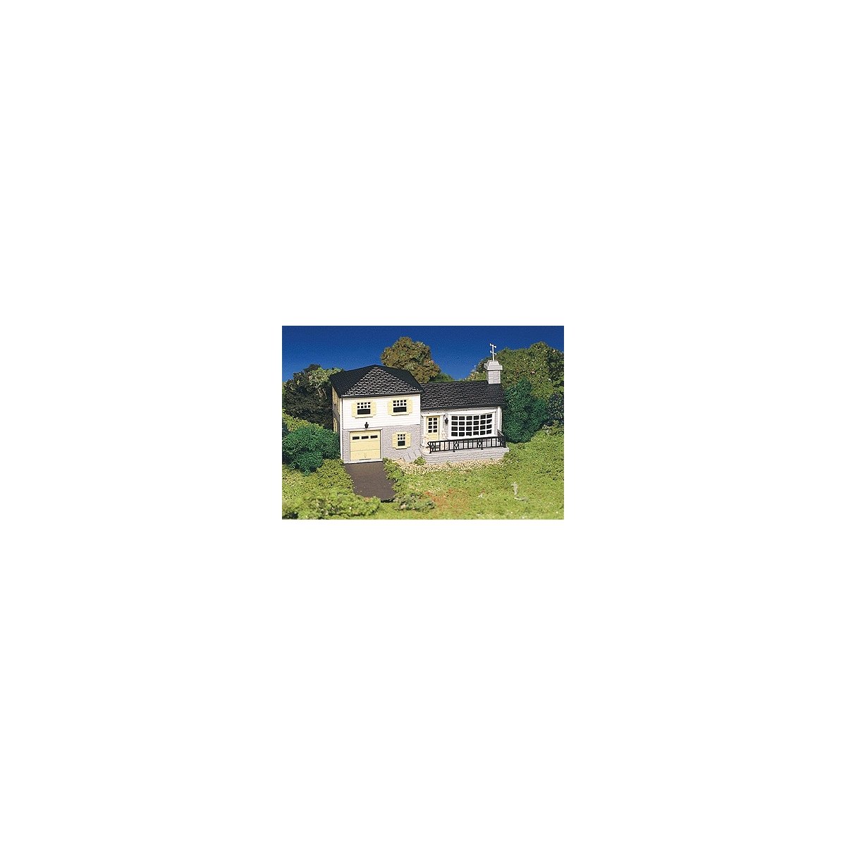 Plasticville Classic Kit - Split-Level House -- 2-7/8 x 6-1/8′ 7.3 x 15.5cm, HO Bachmann Industries 45213