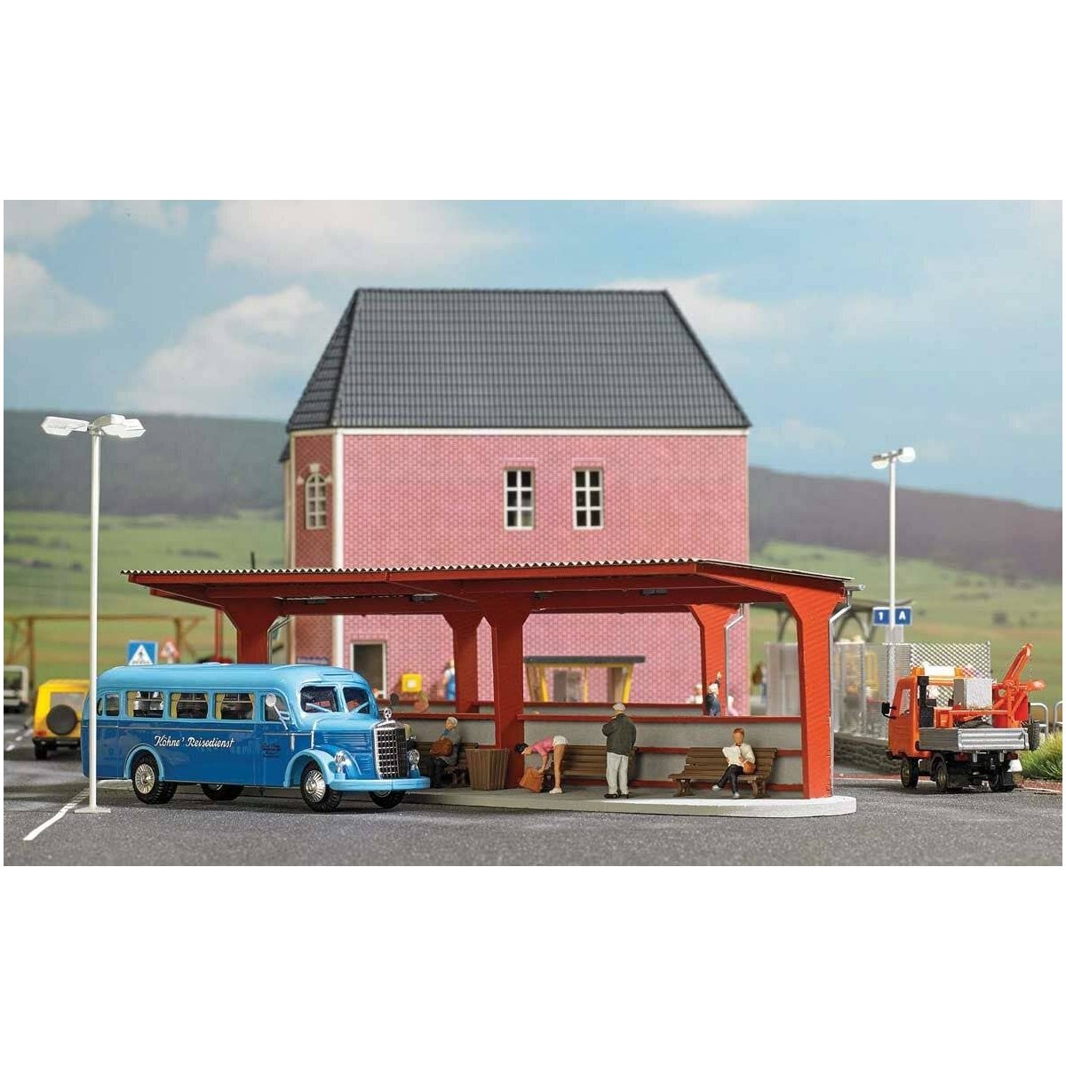 Bus Station -- Laser-Cut Kit - 7-1/2 x 2-1/8 x 2-1/16′ 19 x 5.4 x 5.3cm, HO Busch Gmbh & Co Kg 1377