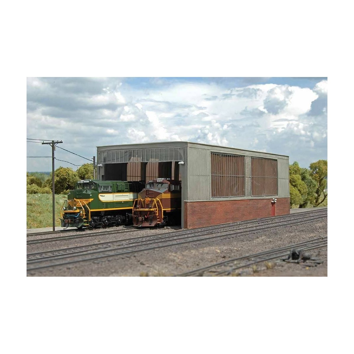 Double-Stall Engine House (Shed) - Scene Scapes(R) -- 13 x 6 x 4-1/4′ 33 x 15.2 x 10.8cm, HO Bachmann Industries 35116
