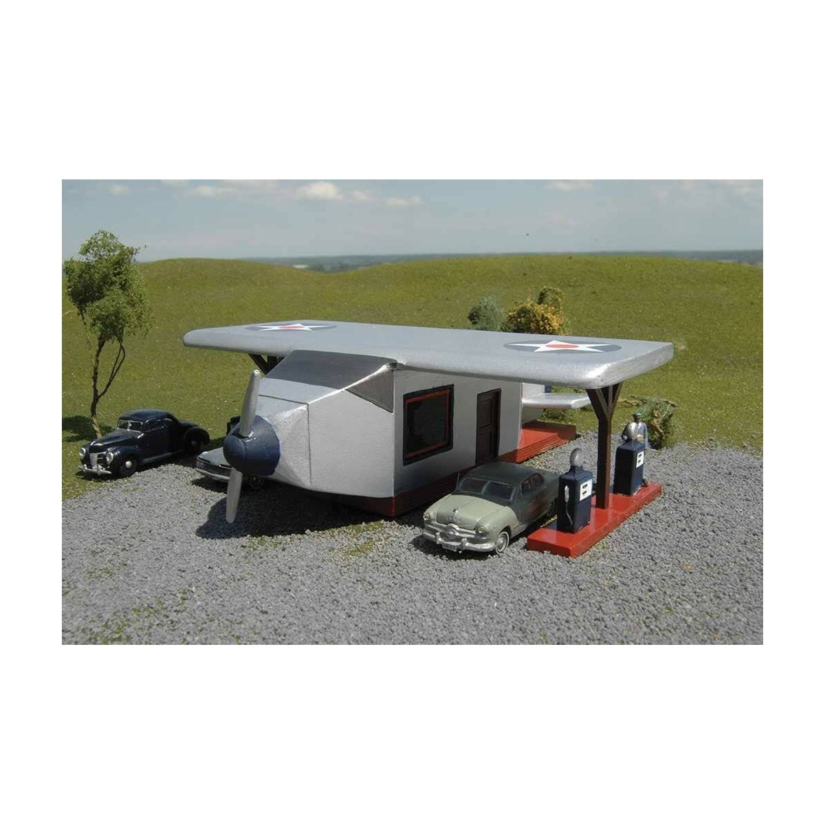 Airplane Gas Station -- Assembled - 6-1/8 x 6-3/4 x 2′ 15.6 x 17.2 x 5.1cm, HO Bachmann Industries 35201