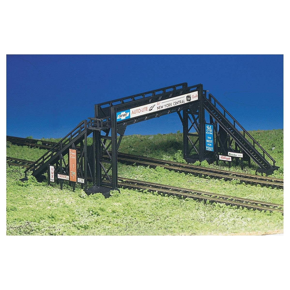 Plasticville Classic Kit -- Pedestrian Foot Bridge, HO Bachmann Industries 45172