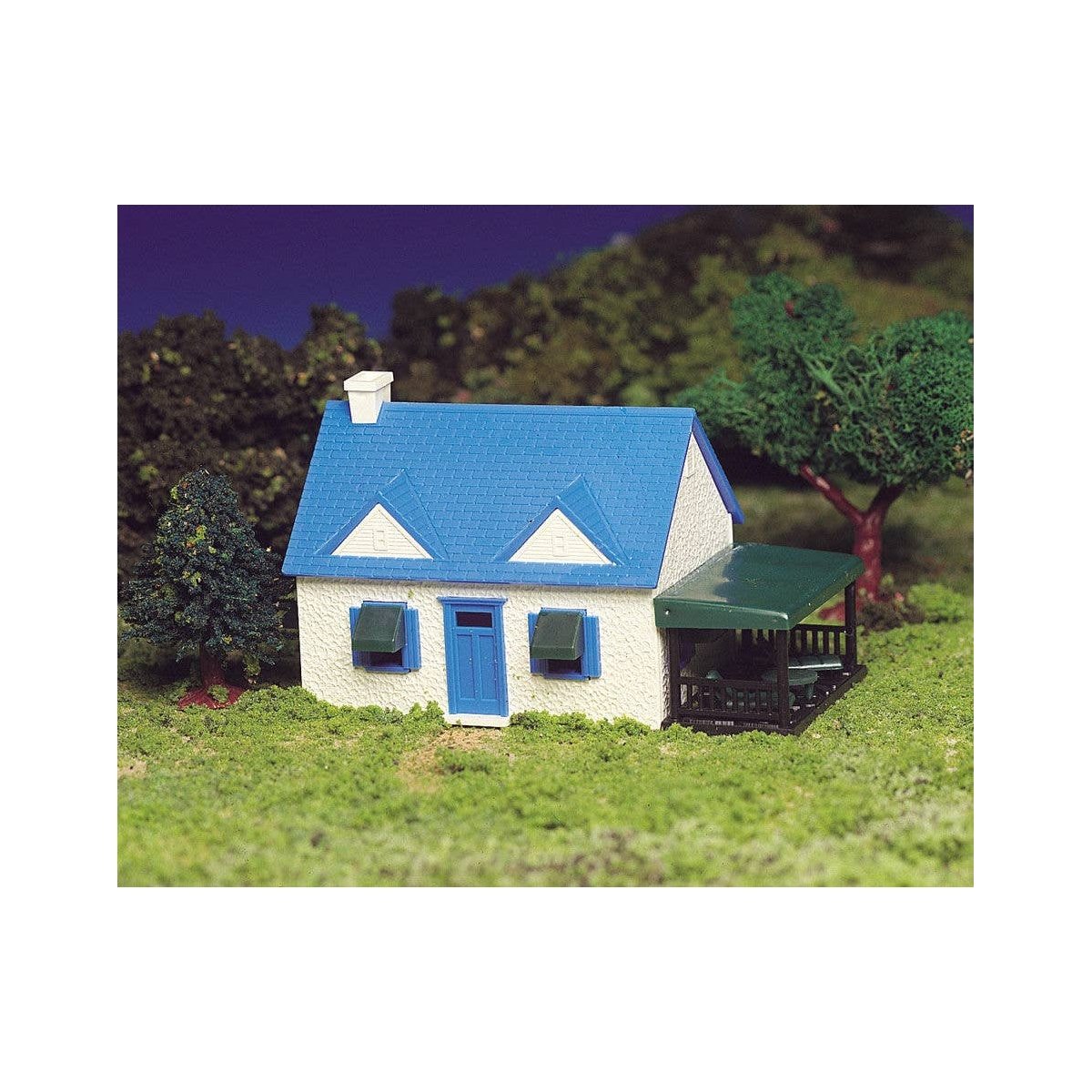 Plasticville Classic Kit - Cape Cod House -- 1-7/8 x 3′ 4.8 x 7.5cm, HO Bachmann Industries 45131