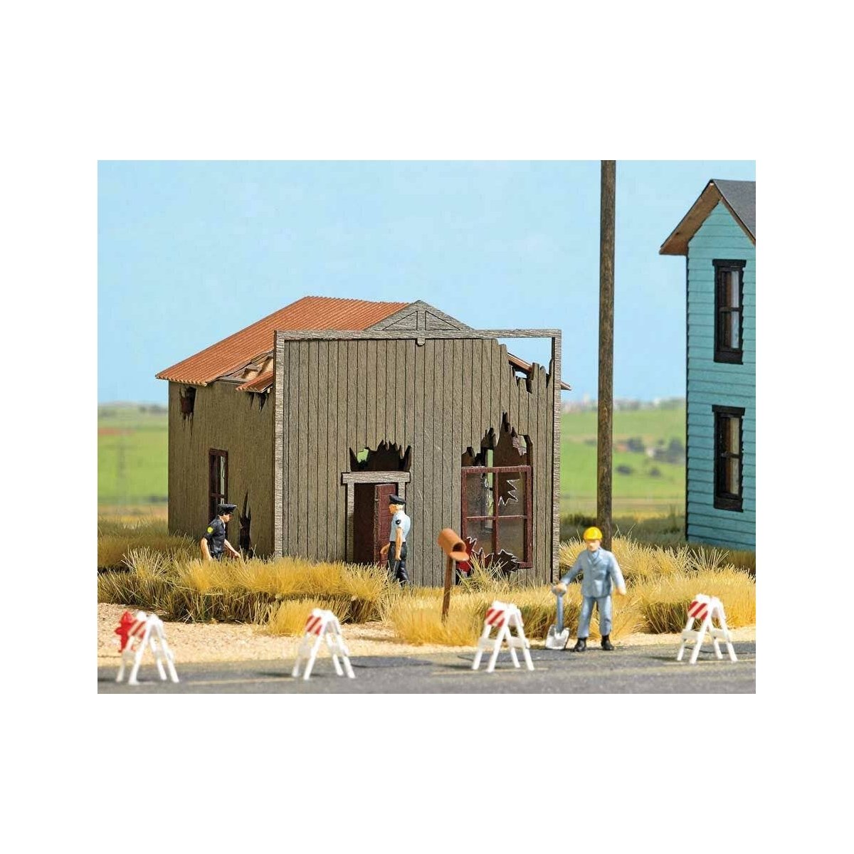 Dilapidated North American House -- Laser-Cut Kit - 2-3/8 x 2-3/8 x 2-3/8′ 6 x 6 x 6cm, HO Busch Gmbh & Co Kg 9718