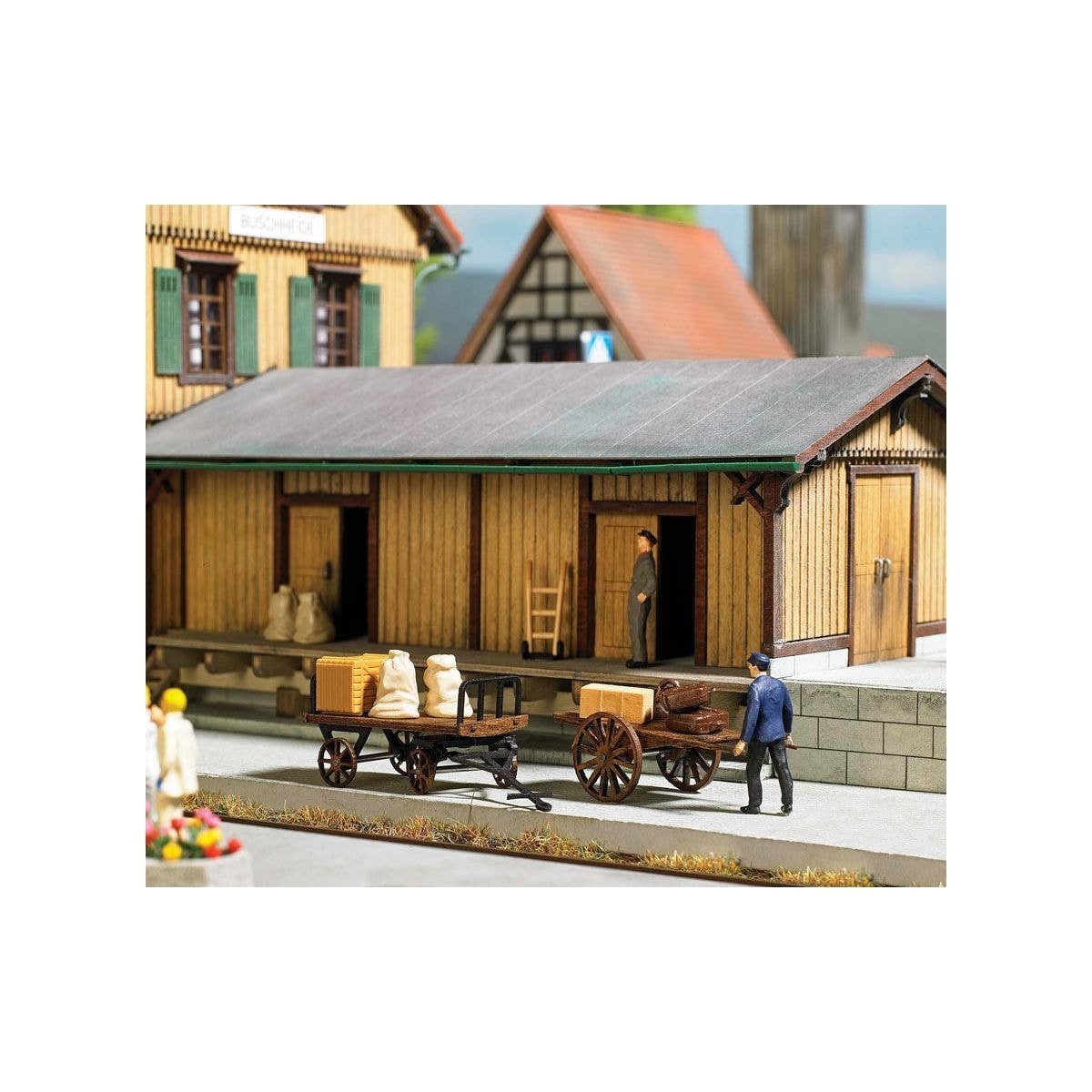 2 Wooden Baggage Carts w/Accessories -- 2 Different Styles of Carts w/Luggage & Barrels, HO Busch Gmbh & Co Kg 1625