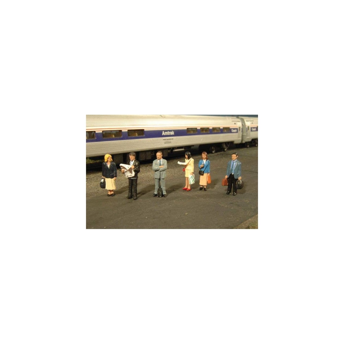 SceneScapes(TM) Figures -- Standing Passengers pkg(6), HO, Bachmann Industries 33110