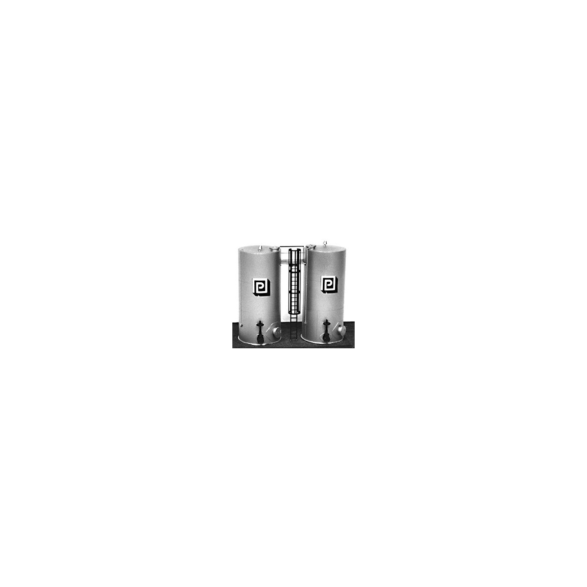 Side-By-Side Vertical Tanks -- Kit - 3′ 7.62cm Tall, 1-1/2′ 3.81cm Diameter, HO Plastruct Inc 1018