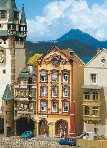 Wine Pub In a 3 Story Town House `The Grape`, Era I -- Painted & Weathered 11.2 x 6.8 x 12.5cm, N, Faller Gmbh 232310