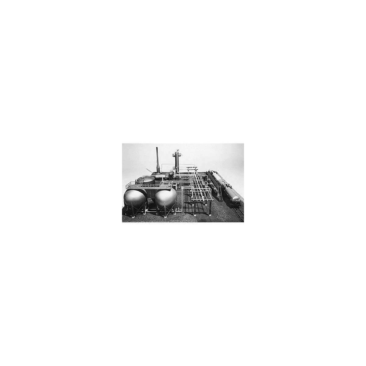 Petro/Chemical Refinery -- Kit - 20 x 24′ 50.8 x 61cm, HO, Plastruct Inc 1008