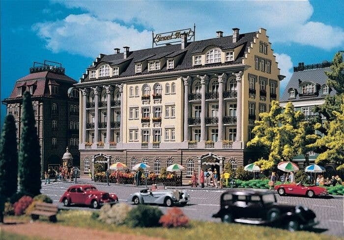 4-Story Hotel -- 4-3/8 x 3-3/4 x 8-3/4′ 11 x 9.5 x 22cm, HO, Vollmer Gmbh 43772