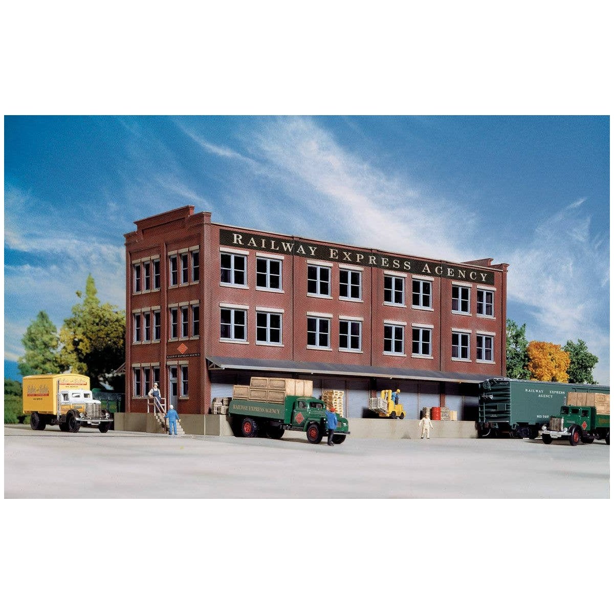 Railway Express Agency (REA) Transfer Building -- Kit - 13-1/8 x 6-1/8 x 6-3/8′ 32.8 x 15.5 x 15.9cm, HO Walthers Cornerstone 