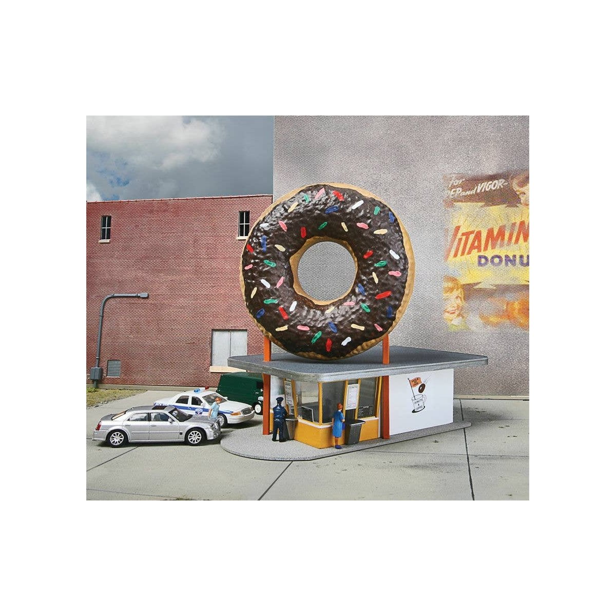 Hole-In-One Donut Shop -- Kit - 5-1/8 x 2-1/2 x 5-1/8′ 13 x 6.3 x 13cm, HO Walthers Cornerstone 3768
