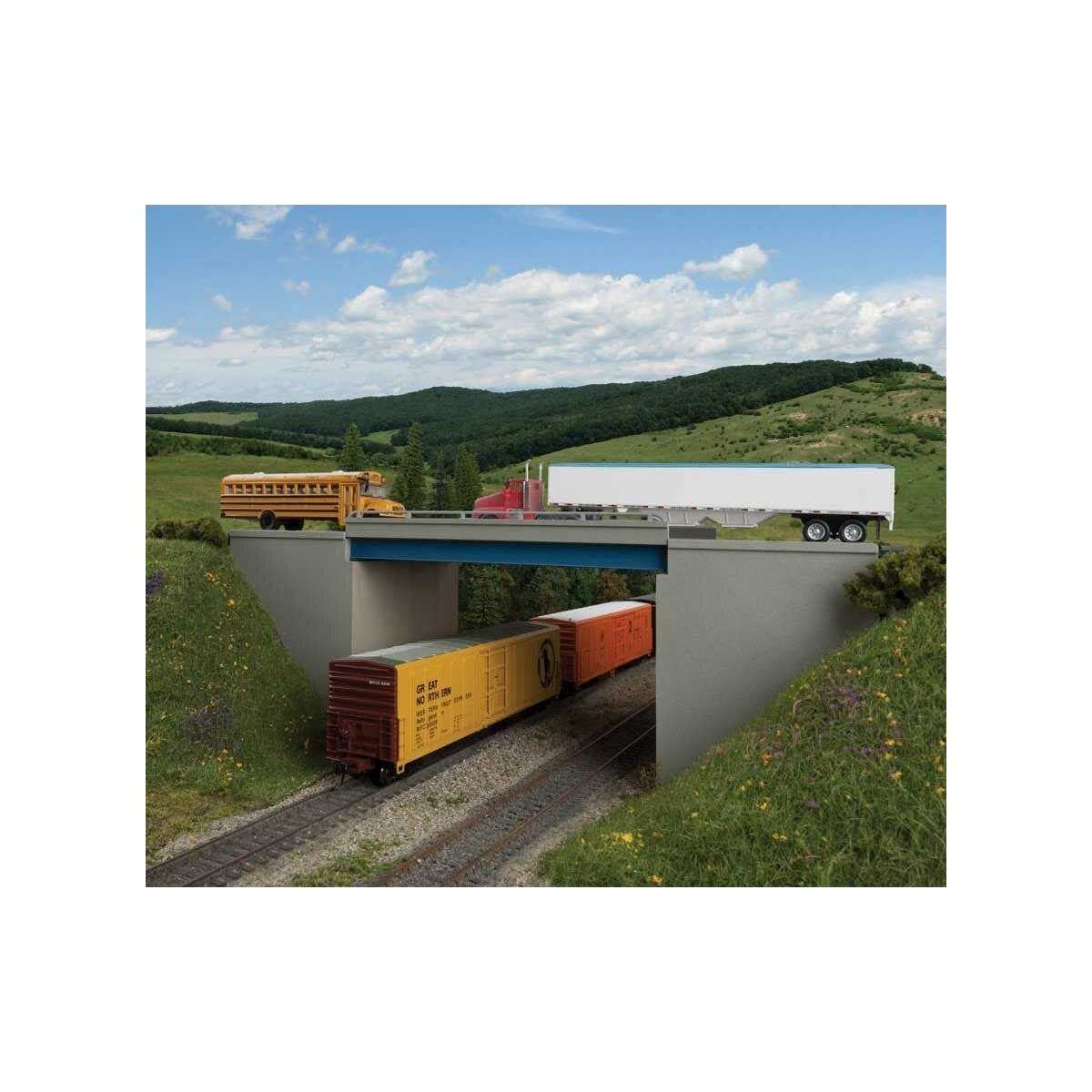 Modern Steel and Concrete Highway Overpass with Pipe Railings -- Kit - 12-15/16 x 4-3/4′ 32.9 x 12cm, HO Walthers Cornerstone 