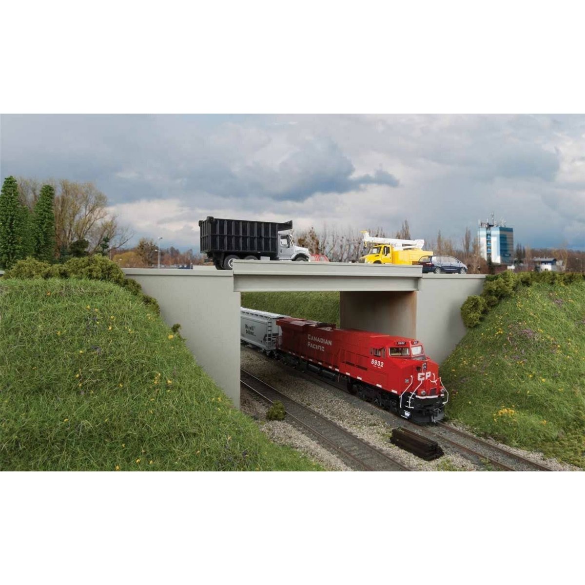 Modern Concrete Highway Overpass -- Kit - 12-15/16 x 4-3/4′ 32.9 x 12cm, HO Walthers Cornerstone 4566