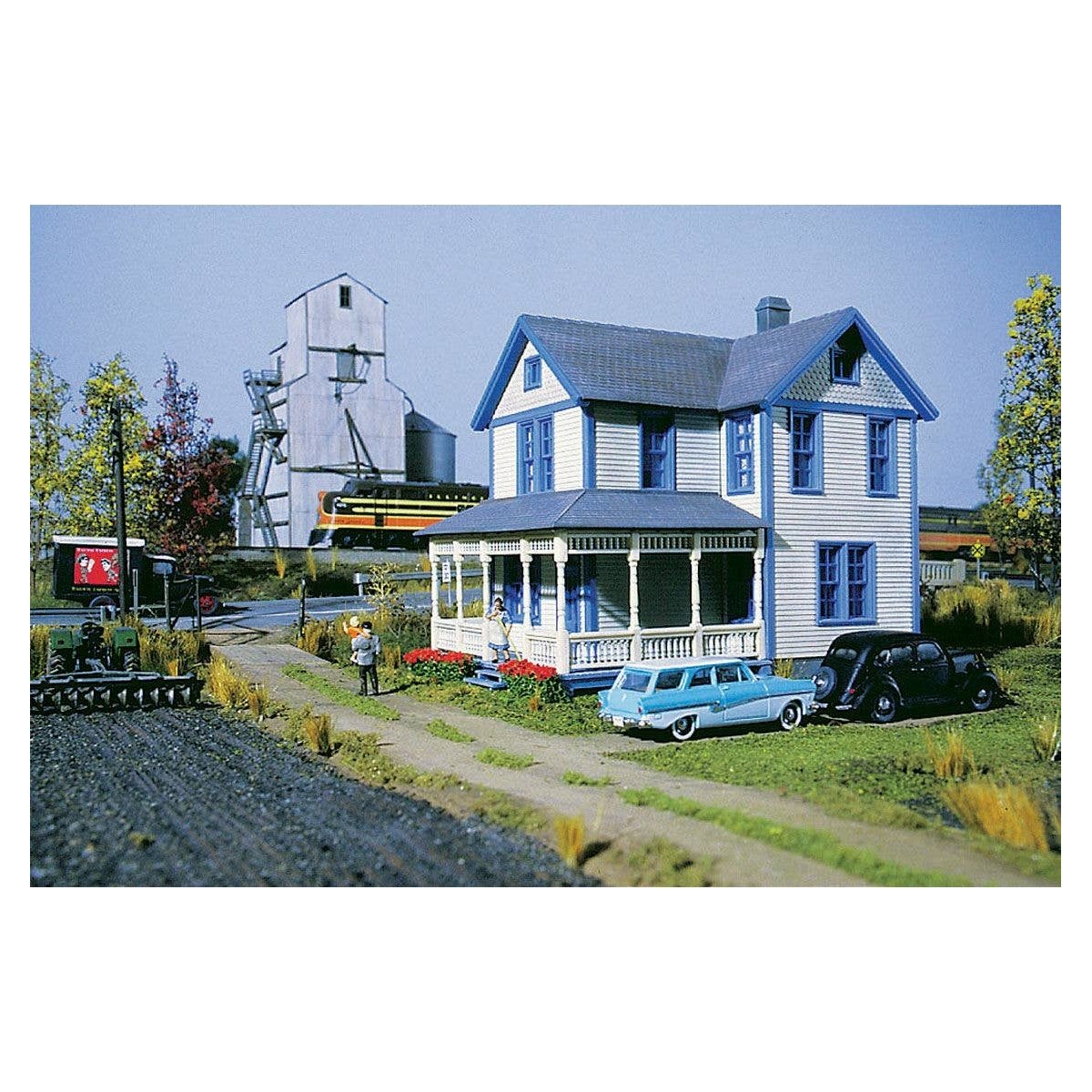Aunt Lucy′s House -- Kit - 4 x 5-3/4 x 5-1/8′ 10.2 x 14.6 x 13cm, HO Walthers Cornerstone 3651