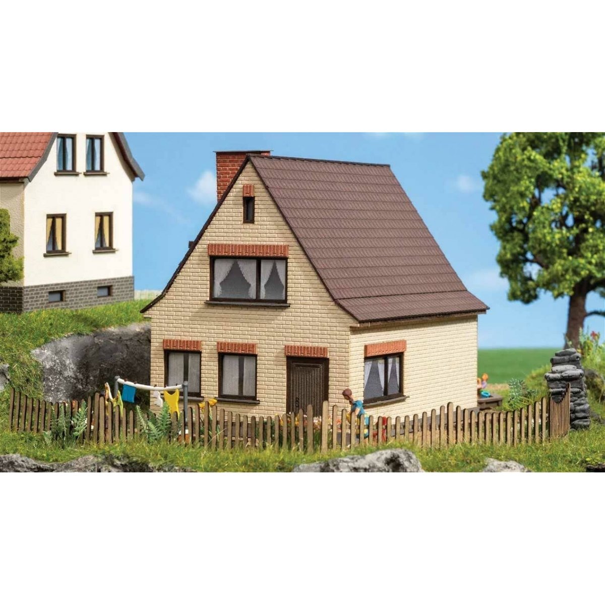 Small Brick Single-Family House -- Laser-Cut Kit - 2-1/4 x 2-1/4 x 1-13/16′ 5.8 x 5.8 x 4.6cm, N Noch Gmbh & Co 63604