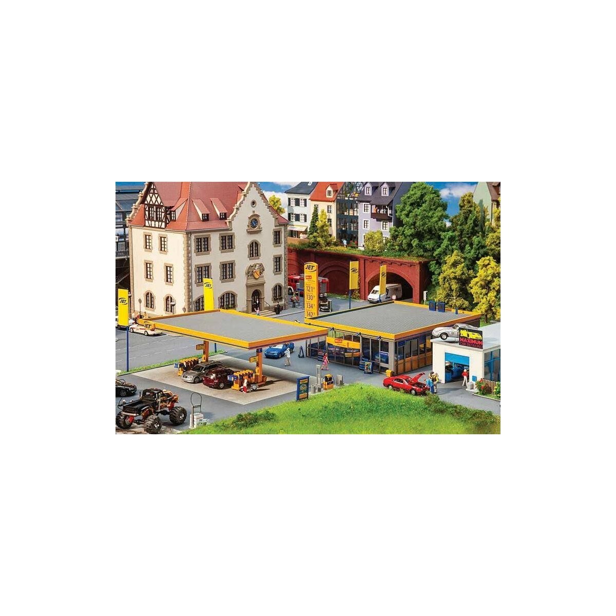 Jet Modern Gas Station -- Kit - Pump Roof: 7-3/16 x 4-7/8 x 2-3/8′ 18.2 x 12.4 x 6.3cm Building: 7-1/, HO Faller Gmbh 130589