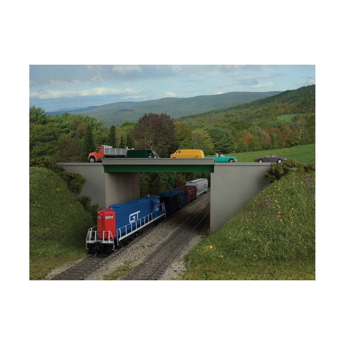 Modern Steel Highway Overpass with Concrete Sides -- Kit - 12-15/16 x 4-3/4′ 32.9 x 12cm, HO Walthers Cornerstone 4567
