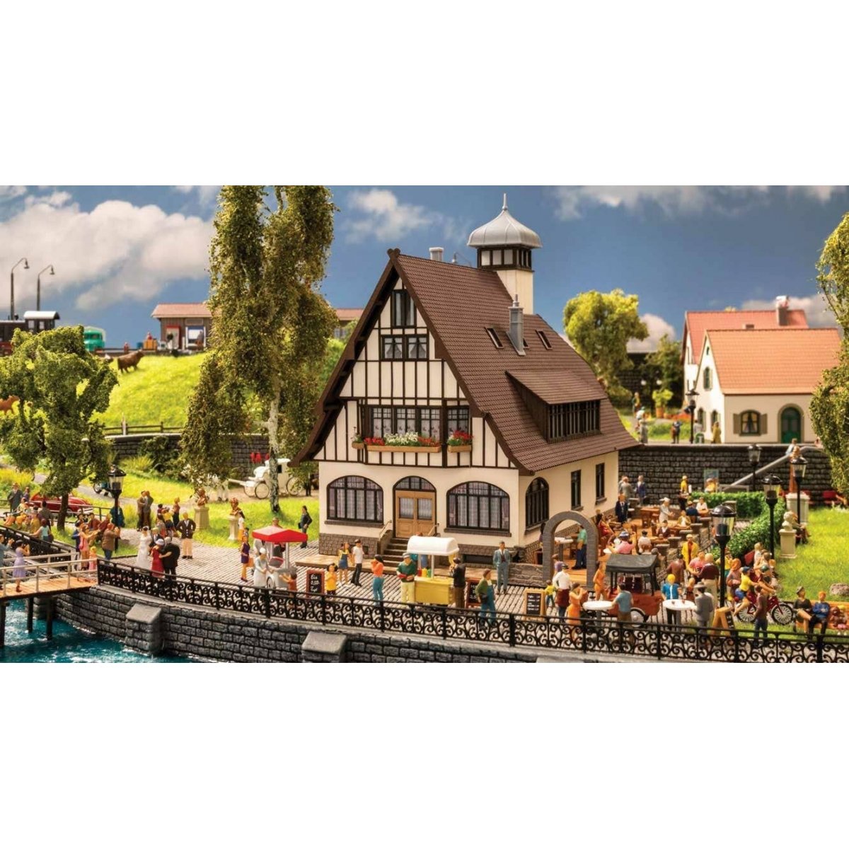 Half-Timber Tavern with Beer Garden -- Laser-Cut Kit - 7-7/16 x 6-3/4 x 7-1/4′ 18.9 x 17.2 x 18.5cm, HO Noch Gmbh & Co 66401