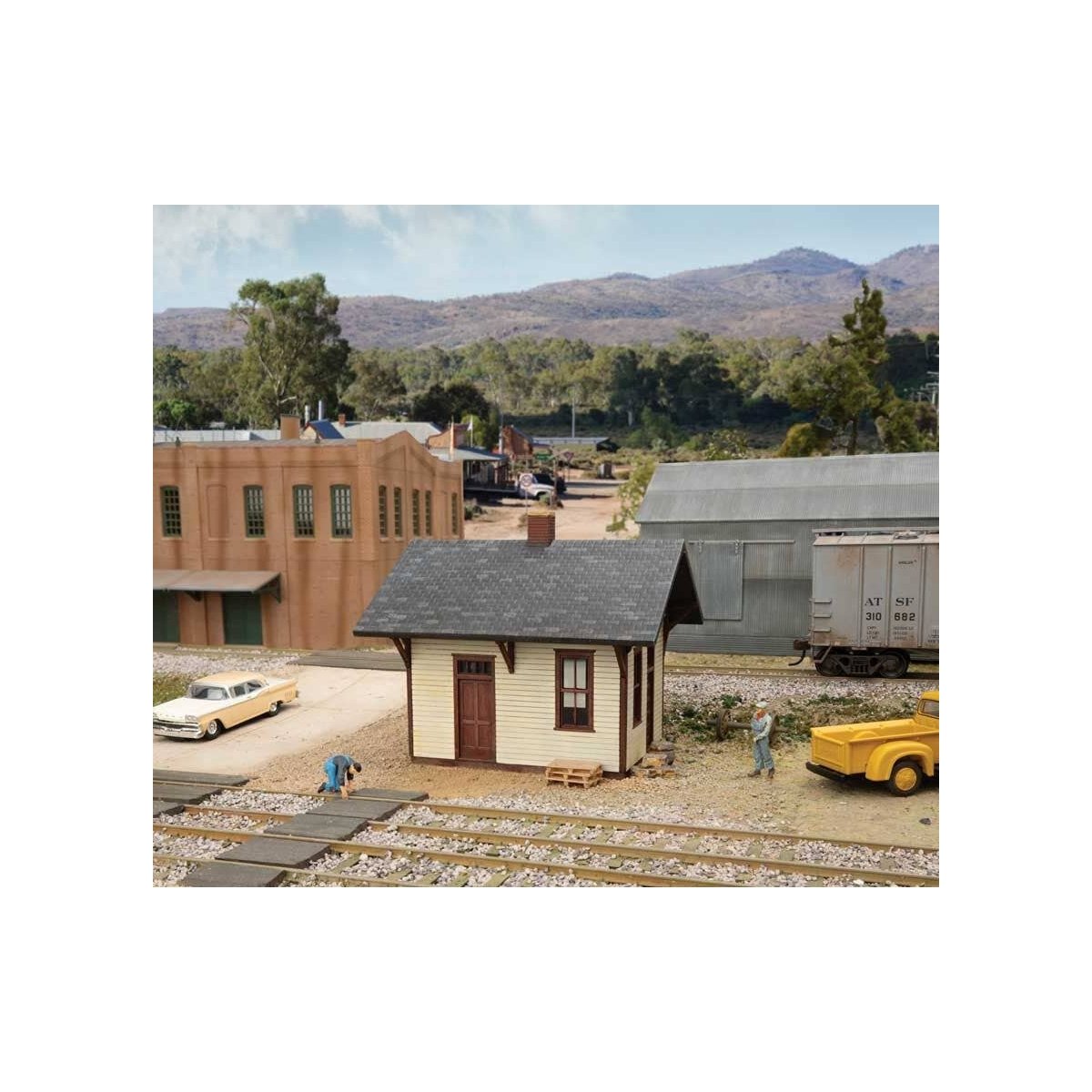 Flag Stop Station -- Kit - 3-3/8 x 3-1/16 x 2-7/8′ 8.57 x 7.78 x 7.3cm, HO Walthers Cornerstone 4061
