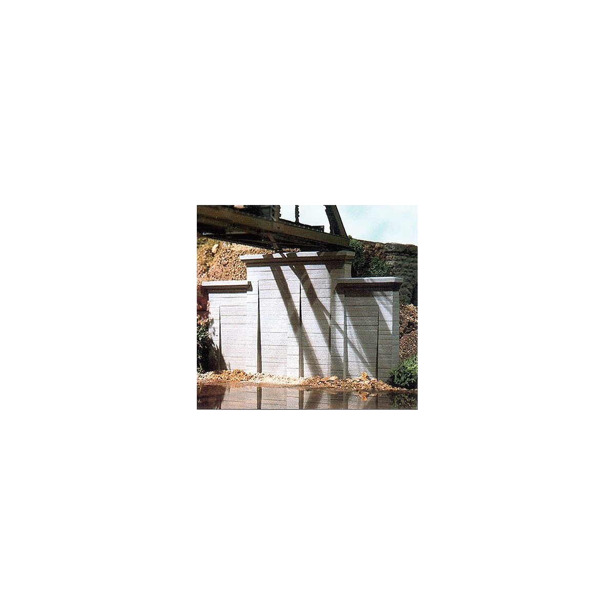 Concrete Stepped Wall -- 6-1/2 x 3-1/8′ 16.5 x 7.9cm, HO Chooch Enterprises 8420
