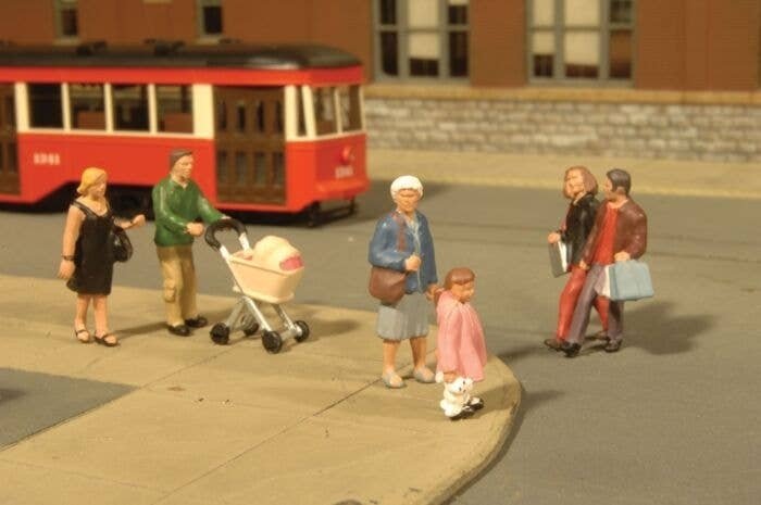 SceneScapes(TM) Figures -- Strolling People pkg(6), HO, Bachmann Industries 33109