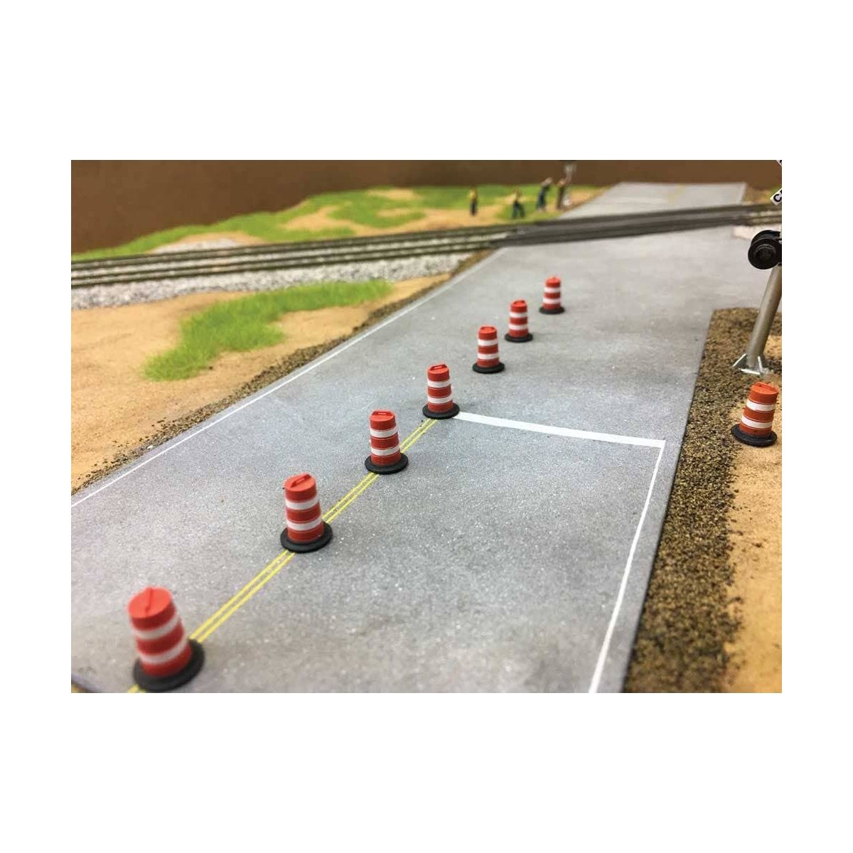 Traffic Barrels -- Orange, White pkg(10), HO East Coast Circuits 9503