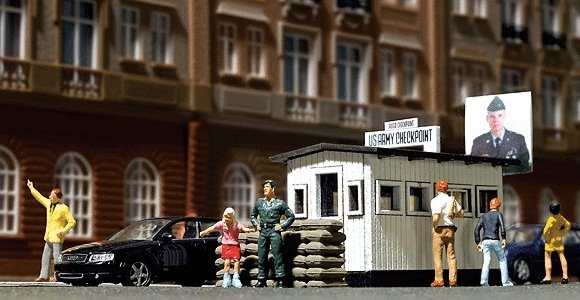 US Army Post-1945 Minature Scene Kit -- `Checkpoint Charlie` United States Zone Berlin Wall Bo, HO, Busch Gmbh & Co Kg 1490