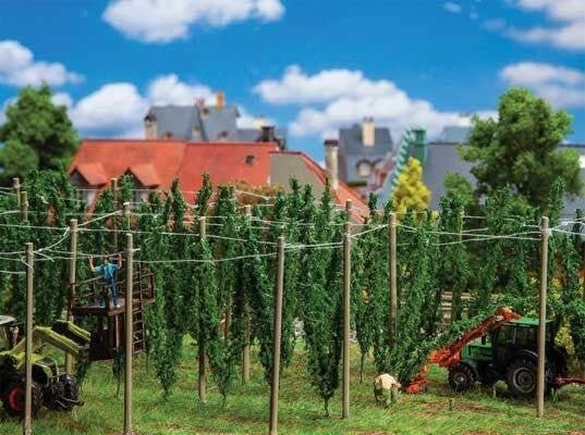 Hop Field with Poles -- Builds up to: 5-7/8 x 4-3/4 x 3-9/16′ 15 x 12 x 9cm, HO, Faller Gmbh 181280