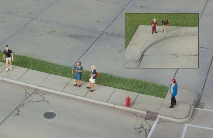 Concrete Curbs and Sidewalks -- Kit pkg(28), HO, Walthers Cornerstone 3187