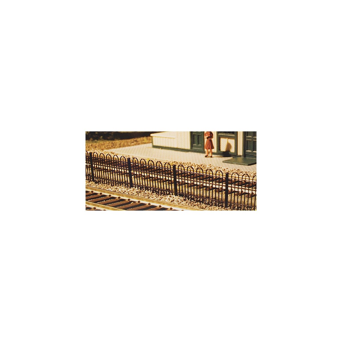 Hairpin Style Fence -- Approximate Length: 35-1/2′ 90.2cm, HO, Atlas Model Railroad Co. 774