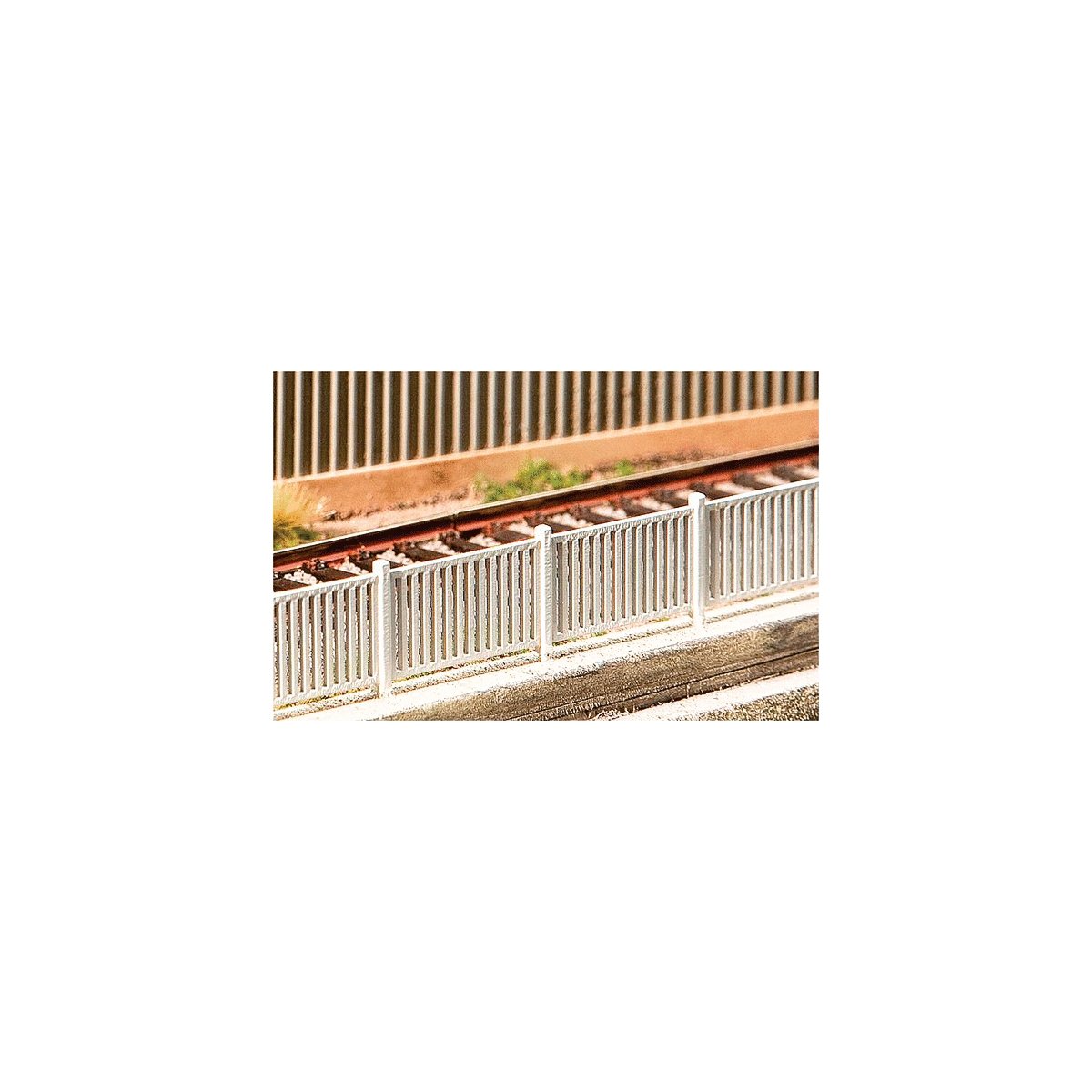 Modern Metal Fencing -- Kit - 48-7/8′ 124.2cm Total, HO, Faller Gmbh 180428