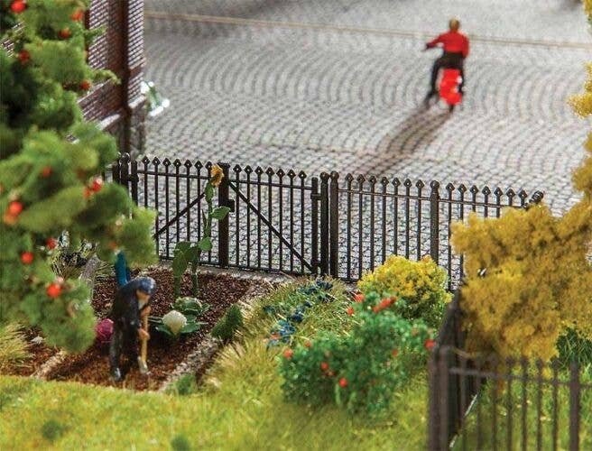 Iron Fence - Kit -- 7-7/8 x 3/4′ 20 x 1.9cm Total, HO, Faller Gmbh 180958